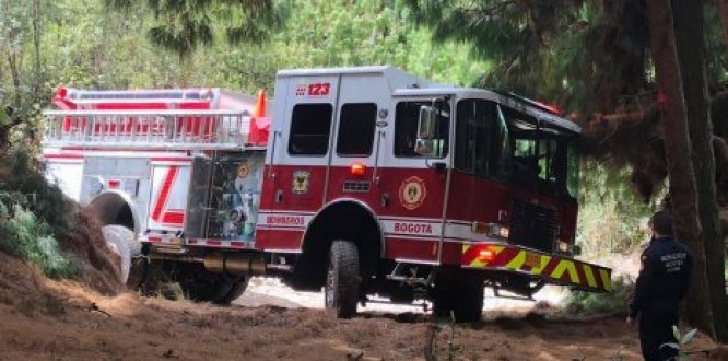 Entrega inaugural de la máquina de bomberos 4x4 en Chapinero