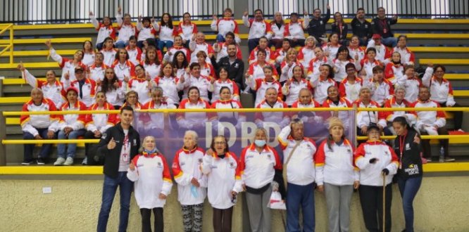 Alcalde Local de Chapinero con los adultos beneficiados de Es Deporte Local El deporte se fortalece en Chapinero con la entrega de sudaderas a personas mayores