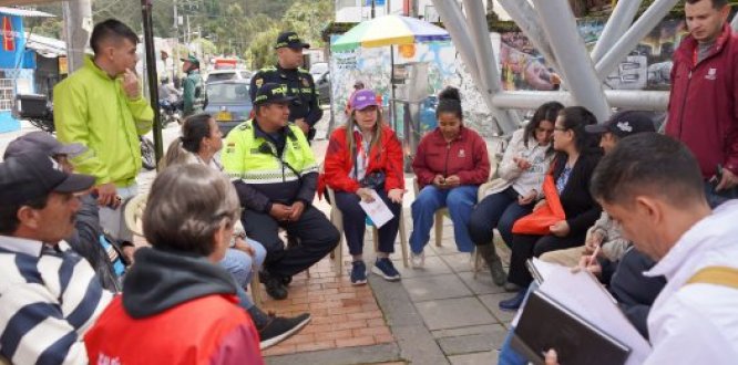 Foto de la alcaldesa Alexandra Mejía Guzmán reunida con comunidad 