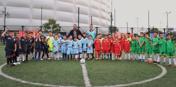 Alcalde Local de Chapinero con los niños y niñas participantes del torneo de fútbol 8 infantil En Chapinero se fortalece el deporte con la entrega de uniformes para los participantes de las olimpiadas locales