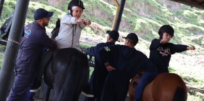 50 personas con discapacidad y sus cuidadores se beneficiaron con hipoterapia