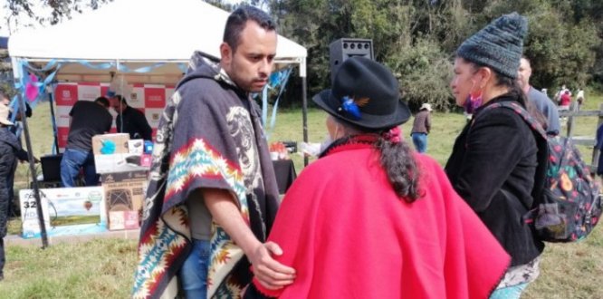 Foto del Alcalde Local Óscar Ramos con mujeres campesinas En Chapinero, conmemoramos el día de las Mujeres Campesinas y Rurales