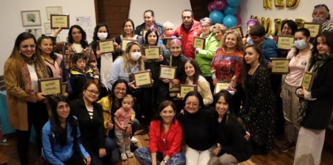 Óscar Ramos Calderón, alcalde local de Chapinero, junto a las integrantes de la Red Comunitaria de Mujeres Chapinero cuenta con la Red Comunitaria de Mujeres