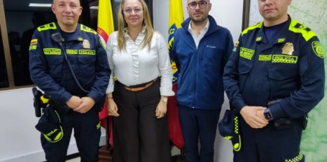 Foto de reunión de la alcaldesa Alexandra Mejía Guzmán con el teniente coronel Oscar Rodriguez, nuevo comandante de Policía